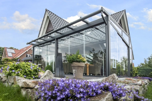 Sommergarten mit vorgehängter Rinne