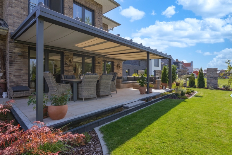 Terrassenüberdachung mit Sonnenschutz
